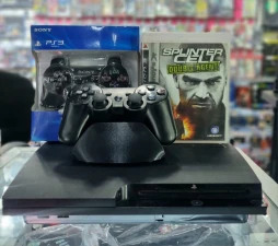 Consola Play Station 3 Slim. 160 GB de almacenamiento. Chipeado con 7 juegos aleatorios. Incluye cables, 2 controles y juego físico destapado: Splinter Cell: Double Agent